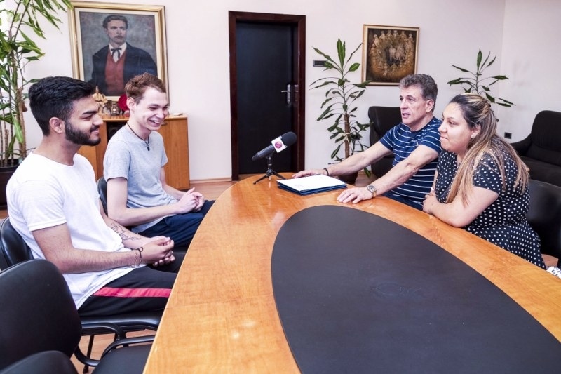 Кметът Тодор Попов стимулира финансово зрелостници, покани ги в екипа